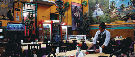 Mi casa es tu casa. El Hatuchay, uno de los muchos restaurantes peruanos de Buenos Aires, que sirven platos típicos en un ambiente que recrea la patria lejana, pero no olvidada.